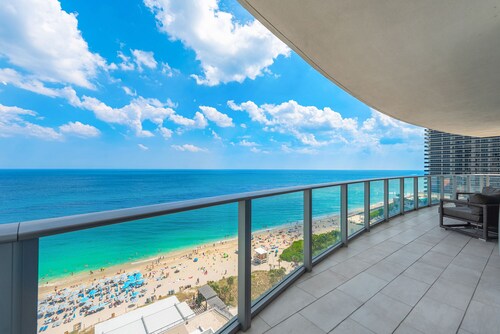 Spacious Ocean view apartment at Lyfe Beach Resort and residence-HallandaleBeach