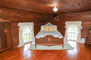 2 bedrooms, desk, iron/ironing board, WiFi - Heritage Farmhouse by Buffalo Mountain Getaway (Floyd)