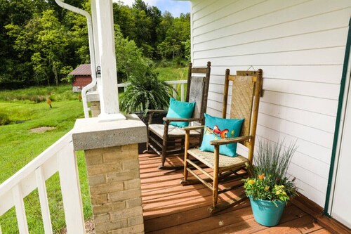 Heritage Farmhouse by Buffalo Mountain Getaway