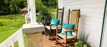 Heritage Farmhouse by Buffalo Mountain Getaway