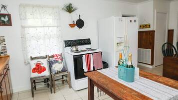 Cafeteira/chaleira, geladeira, micro-ondas, fogão