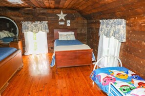 2 bedrooms, desk, iron/ironing board, WiFi