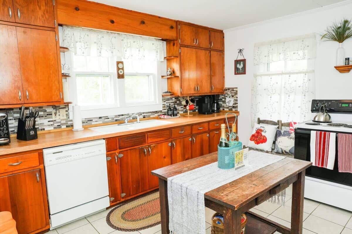 Coffee/tea maker, fridge, microwave, oven