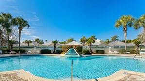 A swimming pool with a palm tree and lounge chairs. - Destin Beach House - Flamingo Cove (Miramar Beach)