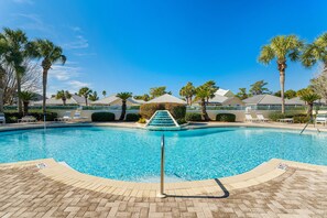 Piscina externa sazonal, guarda-sóis, espreguiçadeiras