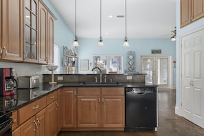 Full-size fridge, microwave, oven, stovetop - Destin Beach House - Flamingo Cove (Miramar Beach)