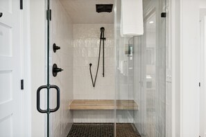 Douche, sèche-cheveux, serviettes fournies, savon