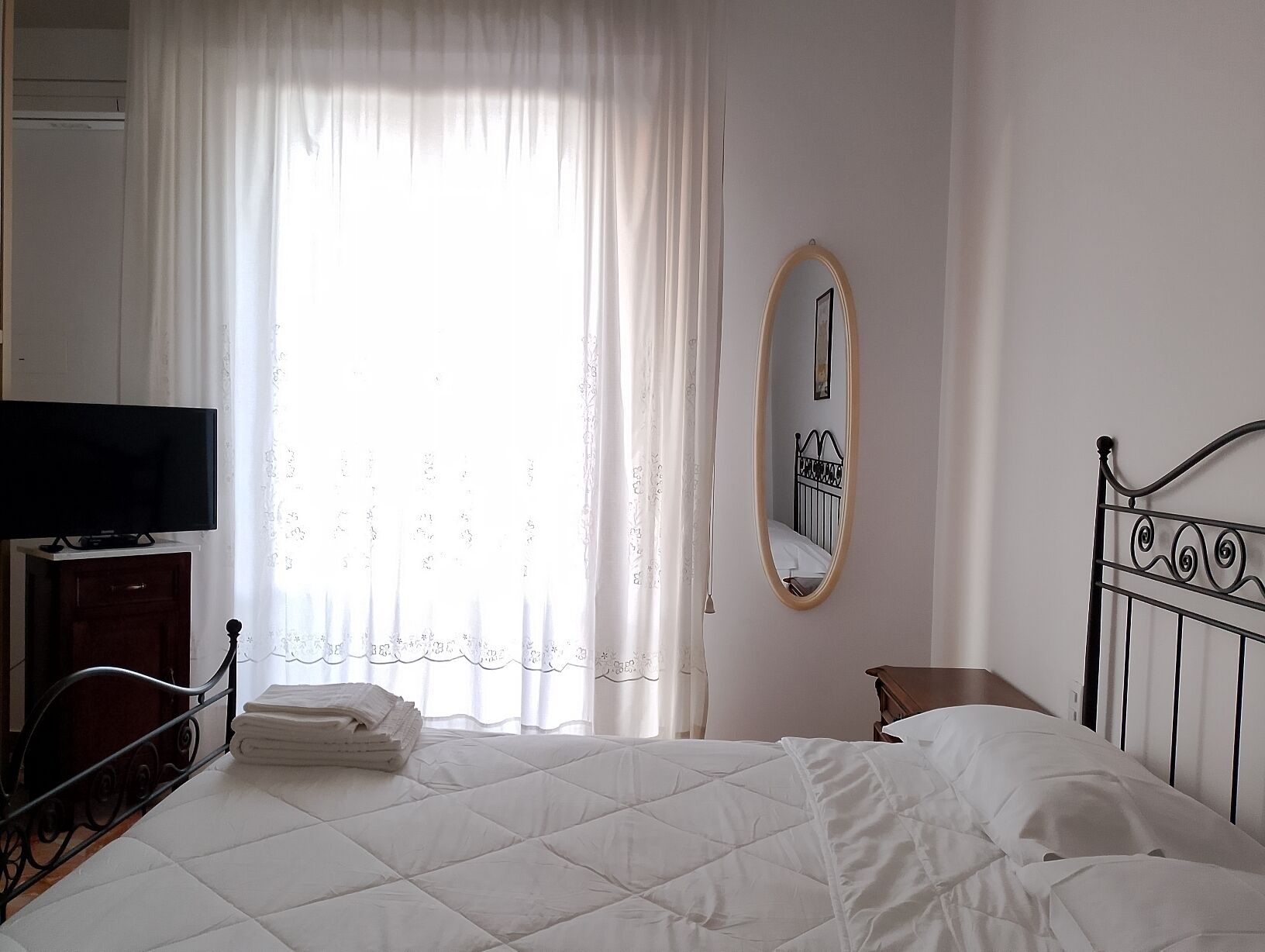 2 bedrooms, desk, iron/ironing board, free WiFi