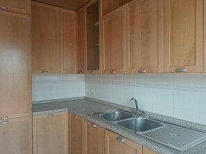 Kühlschrank, Ofen, Herdplatte, Wasserkocher mit Kaffee-/Teezubehör