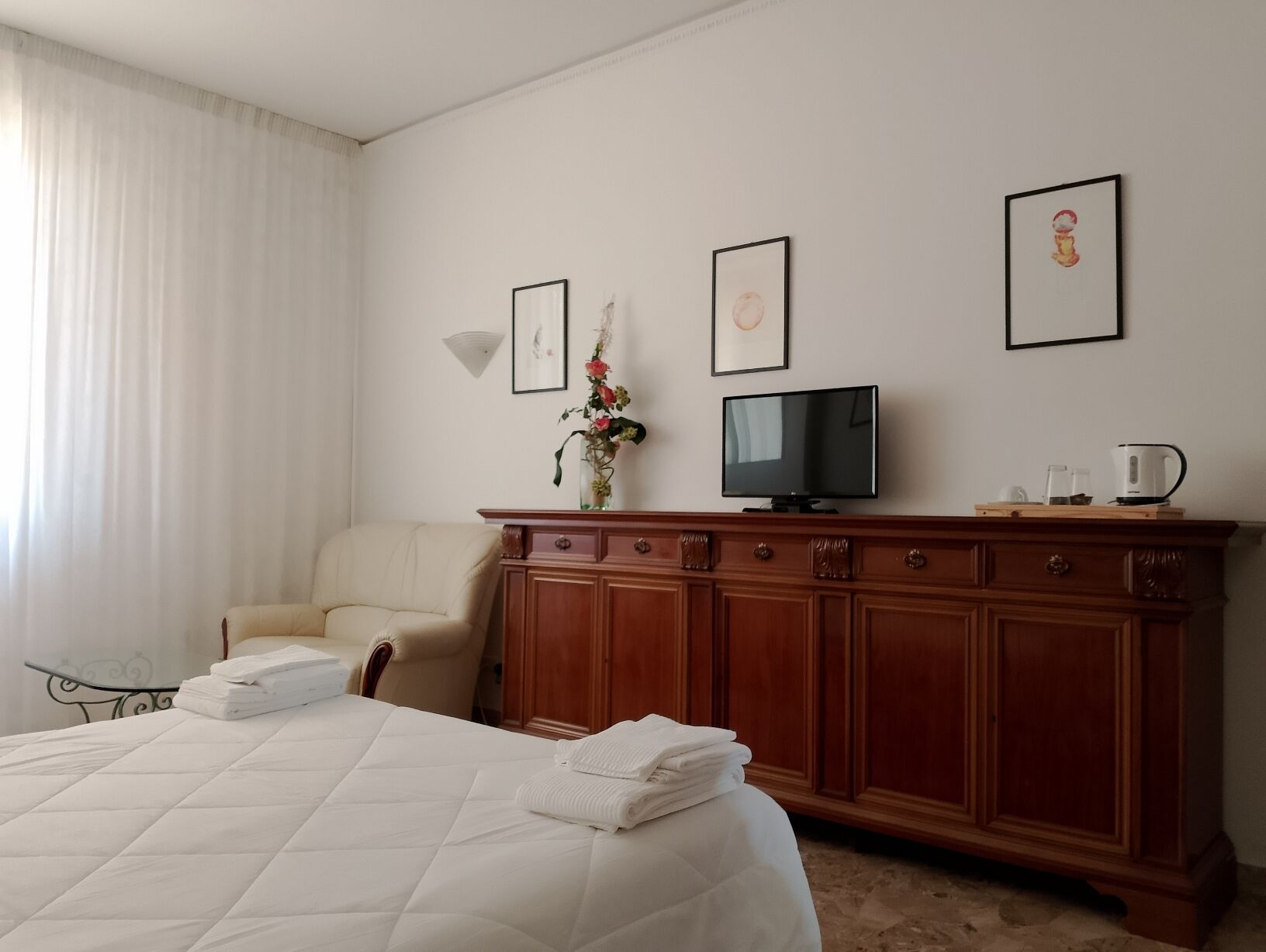 2 soverom, skrivebord, strykejern/-brett og wi-fi (inkludert)