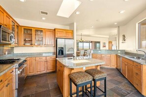 Fridge, microwave, oven, stovetop - The Sky House Amid The Vineyards near Sedona (Cornville)