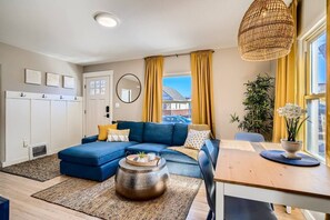 Living area - Olde Town Gold-3 bed/2 bath
 (Arvada)