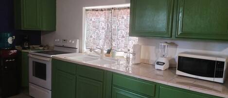 Kjøleskap, mikrobølgeovn, ovn og kokeplater