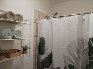 Haartrockner, Handtücher, Seife, Toilettenpapier