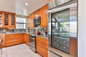 Fridge, microwave, oven, stovetop - Luxury, Direct Ocean Front and Pool! 2 King Beds (Lahaina)