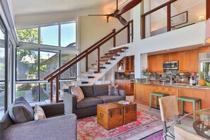 Interior - Snorkel with sea turtles! Ocean Front & Pool! (Lahaina)