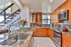 Fridge, microwave, oven, stovetop - Luxury, Direct Ocean Front and Pool! 2 King Beds (Lahaina)