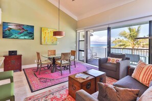 TV, video games, DVD player, books - Snorkel with sea turtles! Ocean Front & Pool! (Lahaina)