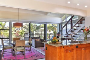 Interior - Luxury, Direct Ocean Front and Pool! 2 King Beds (Lahaina)