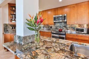 Fridge, microwave, oven, stovetop - Luxury, Direct Ocean Front and Pool! 2 King Beds (Lahaina)
