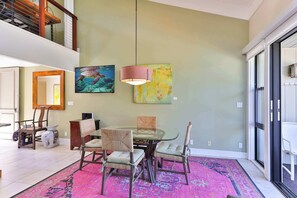 Dining - Luxury, Direct Ocean Front and Pool! 2 King Beds (Lahaina)