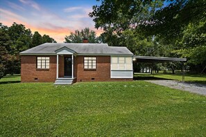 Exterior - Noda Home w Yard Perfect For Digital Nomads 250 Mbps Fiber! (Charlotte)