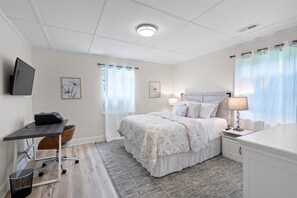 2 bedrooms, desk, iron/ironing board, free WiFi - Noda Home w Yard Perfect For Digital Nomads 250 Mbps Fiber! (Charlotte)