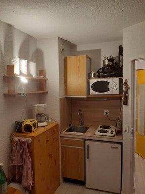 Een koelkast, een microgolfoven, een oven, een kookplaat
