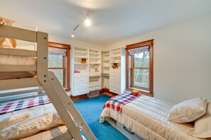 4 bedrooms, desk, Internet, bed sheets