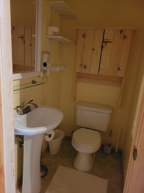 Dusj, hårføner, håndklær og såpe