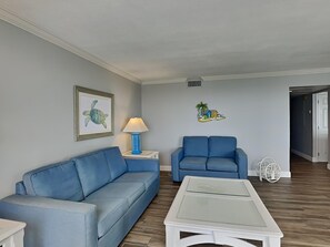 Appartement, Meerdere bedden, balkon, uitzicht op zee (#1211 - No Pets) | Woonruimte | Een 42-inch flatscreentelevisie met digitale zenders