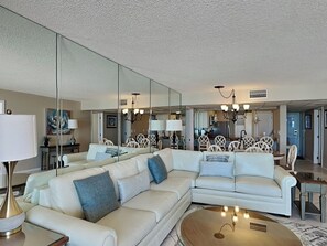 Apartamento, varias camas, balcón, vistas al mar (#403 - No Pets) | Servicios del alojamiento