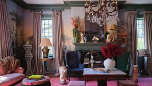 Un salon chaleureux avec une cheminée, des sièges confortables et des objets décoratifs.
