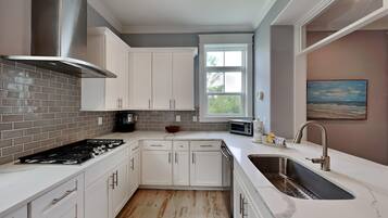 House, Multiple Beds, Patio | Private kitchen | Fridge, microwave, oven, stovetop