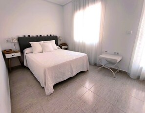 2 chambres, fer et planche à repasser, lit de bébé portatif