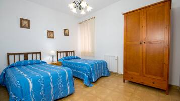 3 dormitoris, planxa i posts de planxar i roba de llit