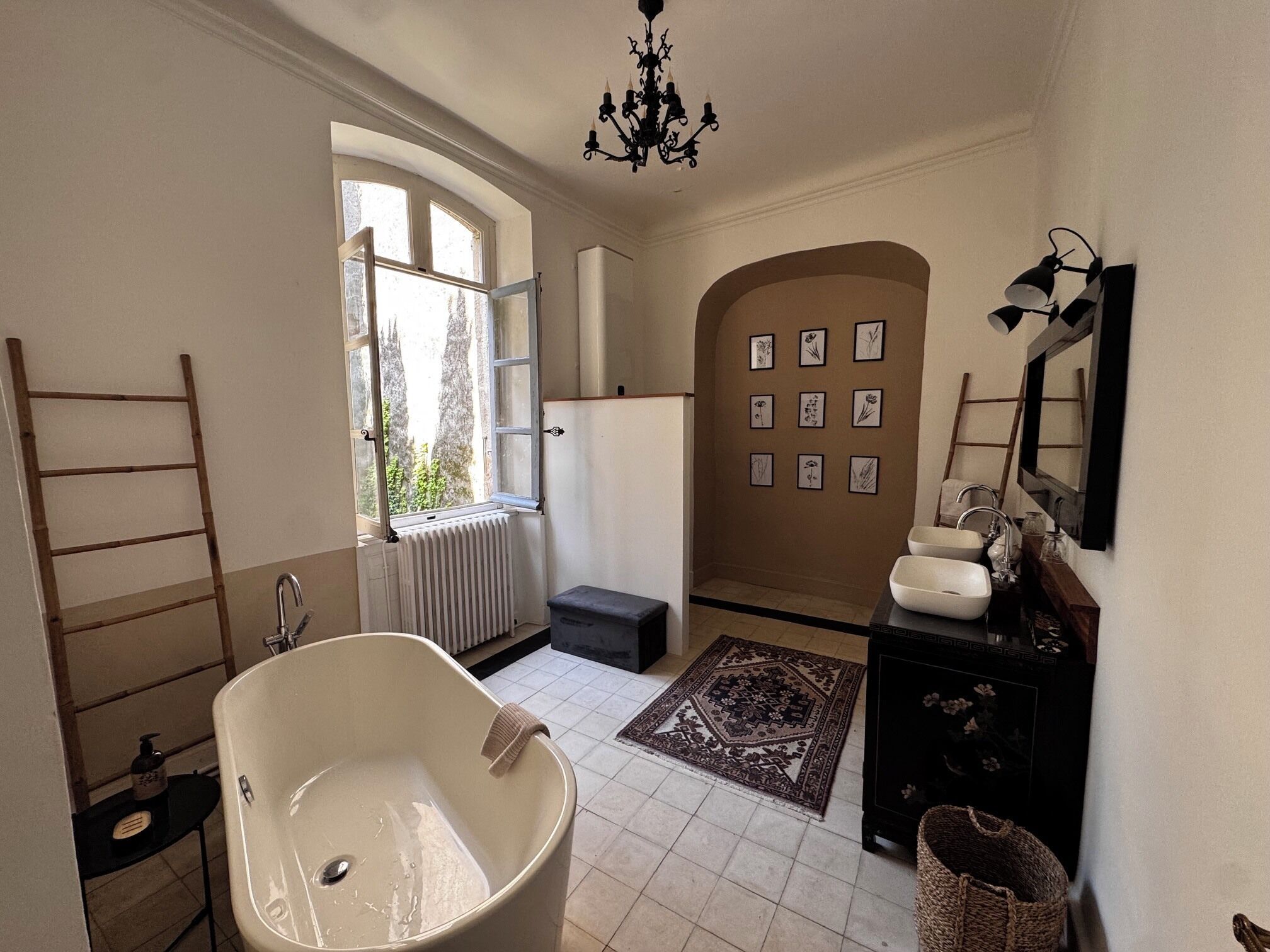 Douche, sèche-cheveux, bidet, serviettes fournies