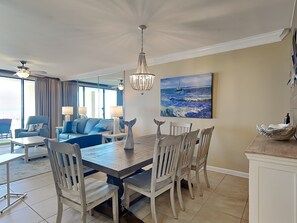 Leilighet, flere senger, terrasse, havutsikt (#104A) | Spiseområde