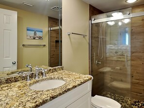 Leilighet, flere senger, terrasse, havutsikt (#104A) | Bad | Designertoalettartikler, håndklær og toalettpapir