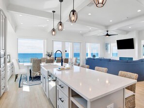 Maison, Plusieurs lits, patio, vue sur l’océan (#8) | Cuisine privée | Réfrigérateur, four à micro-ondes, un four, surface de cuisson