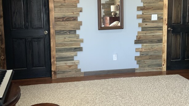 A room with a piano, a mirror, and a rug. - 1. Apartment with hot tub and fireplace (Rockaway Beach)