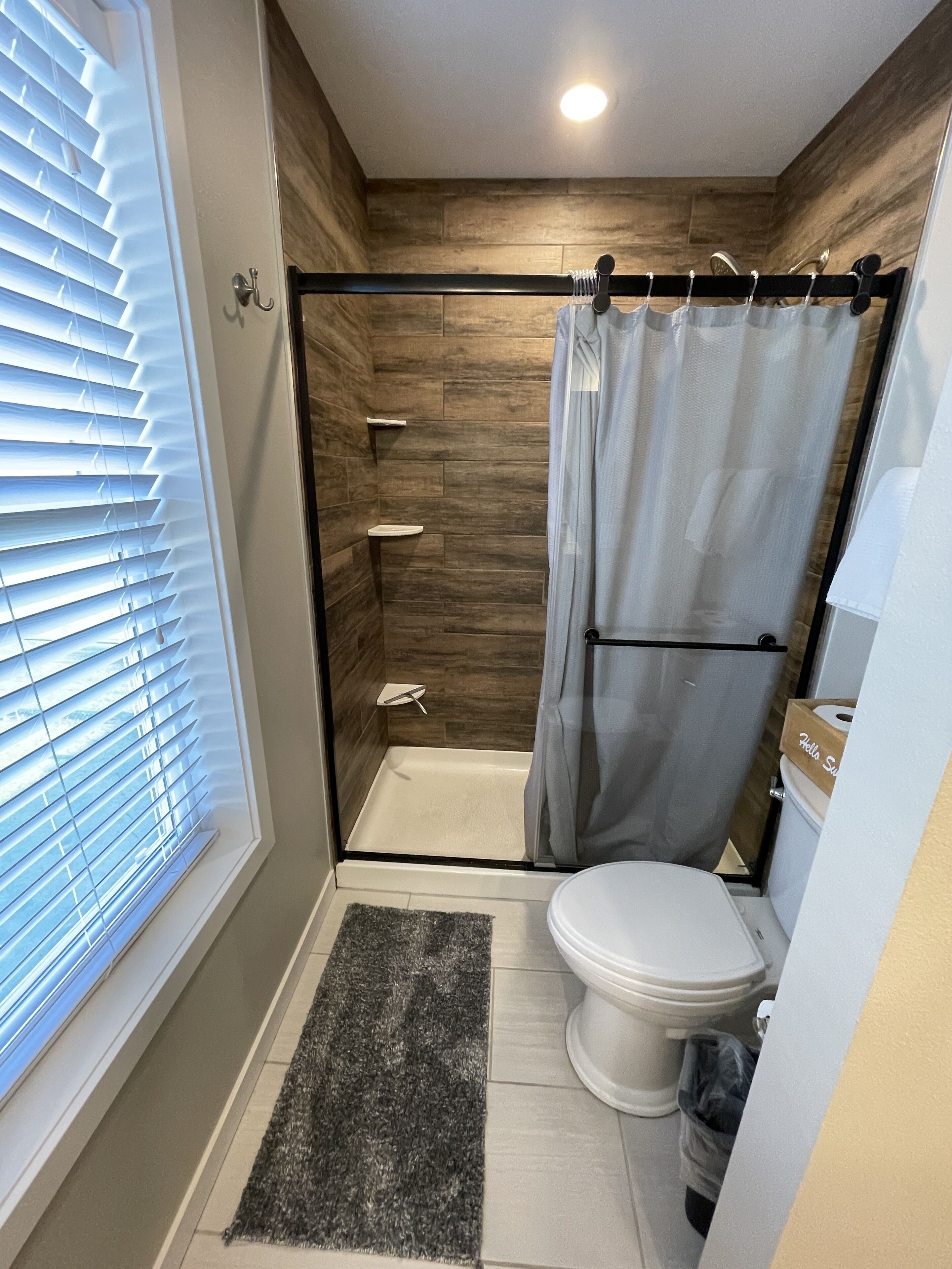 Regadera, secadora de cabello, toallas, jabón 