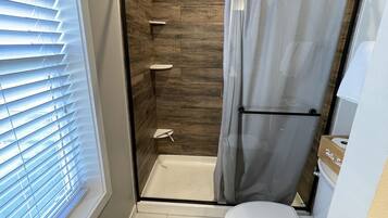 Regadera, secadora de cabello, toallas, jabón