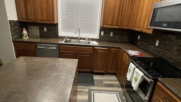 Geladeira, micro-ondas, fogão, cooktop