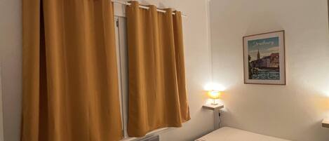 1 habitación, tabla de planchar con plancha, wifi y ropa de cama