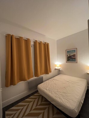 Enjoy a restful stay in this cozy room with a single bed, a stylish rug, and a beautiful view.