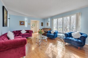 Smart-TV, Kamin, Videospiele, Tischtennisplatte