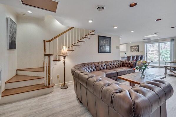 Smart TV, fireplace, video games, table tennis