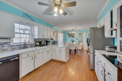 Spacious Estate - Pool, Games, Karaoke, Sleeps 16!
