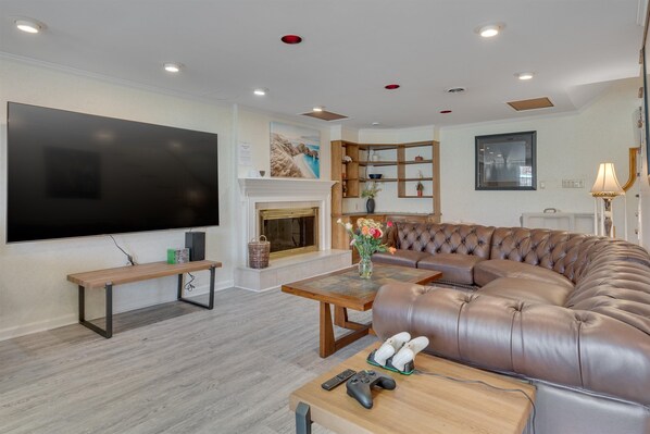 Smart-TV, Kamin, Videospiele, Tischtennisplatte